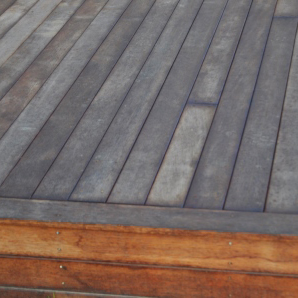 Oiled Wood - Cleaning oild wood surfaces outdoors.